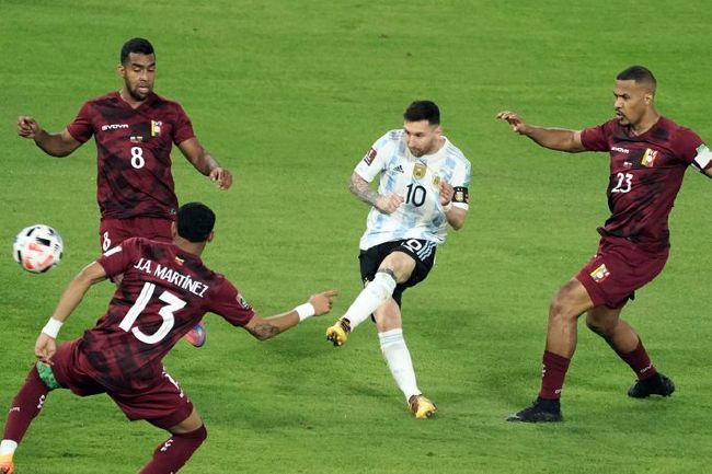 狼队在国际比赛日前主场2-1逆转战胜热刺，球队最近七轮只输掉了一场比赛，以15分排名第12位，接下来，球队首要的目标将是争取升上上半区。